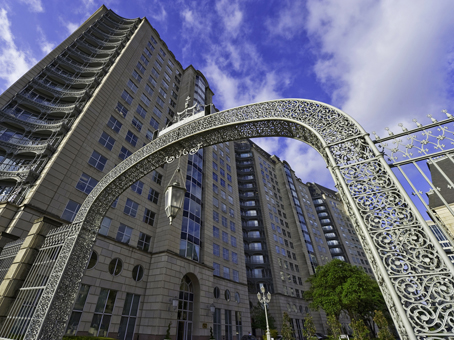 The Crescent Office Towers consists of three contiguous buildings with a 19-story center structure. Build in 1986, it is the center of Dallas’ Class A office market.